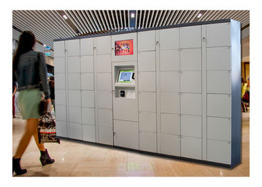 خزانات الأمتعة ذات الرمز السري في محطة حافلات المطار الداخلية مع وظيفة شحن الهاتف الخلوي